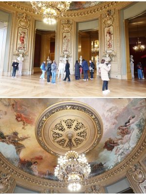 こちらは月のサロン。全体に銀色の冷たい色遣い