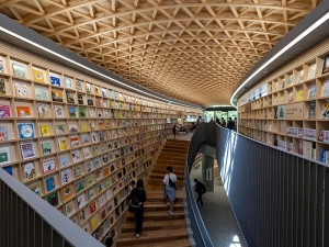 安藤忠雄の建築でも注目の「子ども本の森」。熊本はその中で県立図書館に併設され、児童書の貸出も増えているという