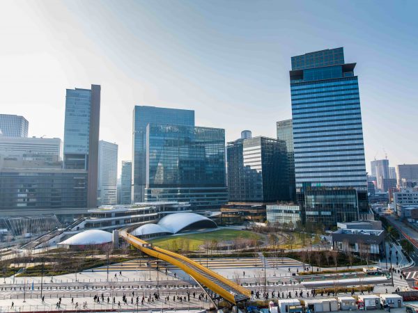 南館やうめきた公園には、平日でも数多くの人が訪れている