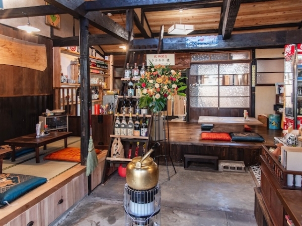 改装前の室内。土間の奥に居住空間がある、昔の店舗によくある間取りだった。写真左手に２階への階段がある（写真提供：みのもけいこ）