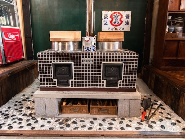 一段上がったところに仕事スぺースを設けた。へリンボーン状に床材を貼っているところ。難しそうだ（写真提供：みのもけいこ）