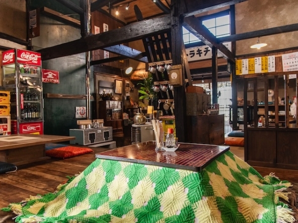 店内左手の小上がり部分。残置物を再利用したちゃぶ台（写真提供：みのもけいこ）