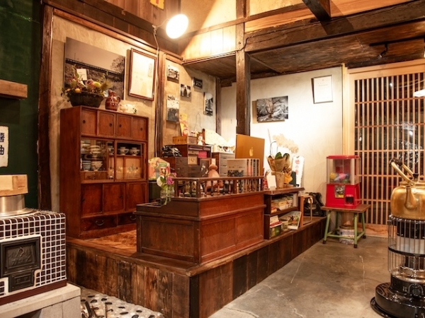 一段上がったところに仕事スぺースを設けた。へリンボーン状に床材を貼っているところ。難しそうだ（写真提供：みのもけいこ）