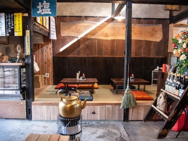 店内左手の小上がり部分。残置物を再利用したちゃぶ台（写真提供：みのもけいこ）