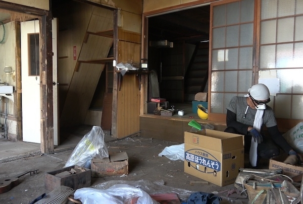 改装前の室内。土間の奥に居住空間がある、昔の店舗によくある間取りだった。写真左手に２階への階段がある（写真提供：みのもけいこ）