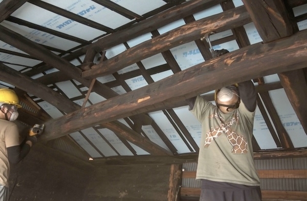 改装前の室内。土間の奥に居住空間がある、昔の店舗によくある間取りだった。写真左手に２階への階段がある（写真提供：みのもけいこ）