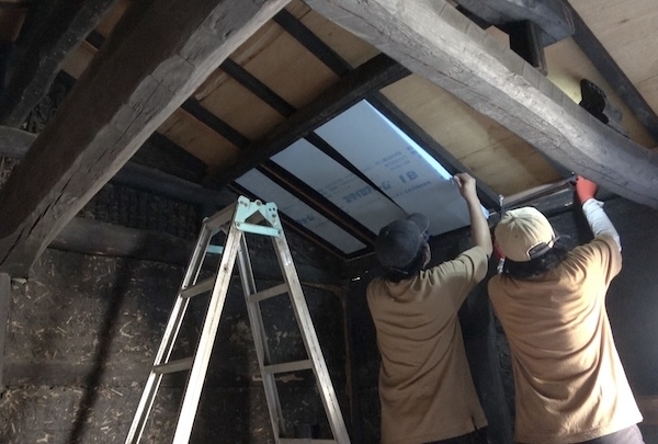 改装前の室内。土間の奥に居住空間がある、昔の店舗によくある間取りだった。写真左手に２階への階段がある（写真提供：みのもけいこ）