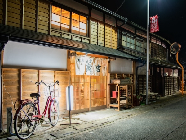 店内左手の小上がり部分。残置物を再利用したちゃぶ台（写真提供：みのもけいこ）