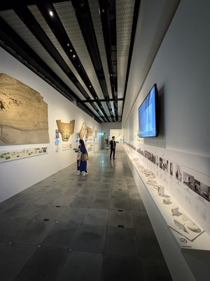 前半の「挑戦の軌跡」の展示風景。右手には初期の小住宅が並ぶ（写真：宮沢洋）