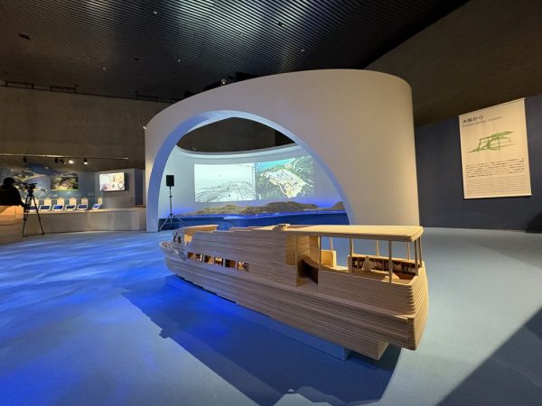 前半の「挑戦の軌跡」の展示風景。右手には初期の小住宅が並ぶ（写真：宮沢洋）