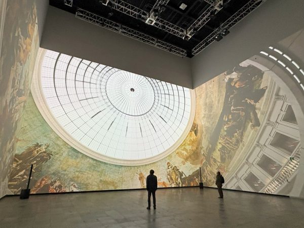 天井高15mの「スタジオA」での映像展示。この写真で投影されているのはパリの「ブルス・ドゥ・コメルス」（2021年）（写真：宮沢洋）