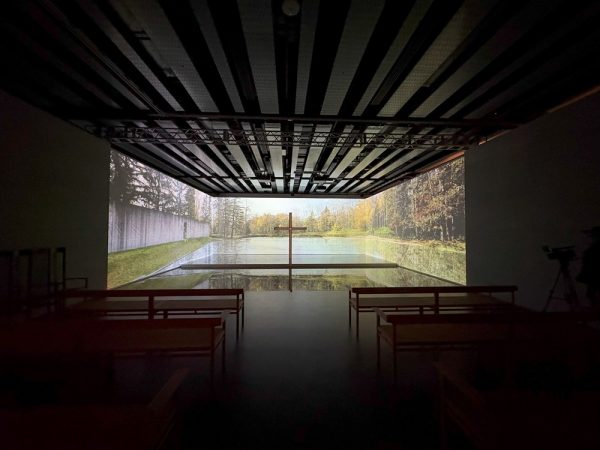 「水の教会」の展示風景。長椅子に座って景色の変化をゆっくりと眺める（写真：宮沢洋）