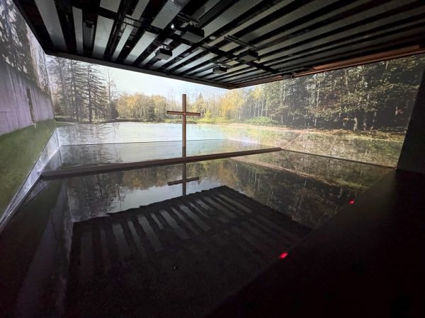 「水の教会」の展示風景。長椅子に座って景色の変化をゆっくりと眺める（写真：宮沢洋）