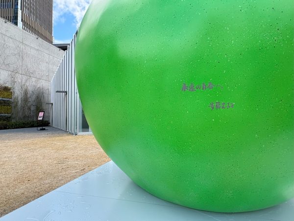 内覧会で壁にさらさらとスケッチを描く安藤氏（写真：宮沢洋）