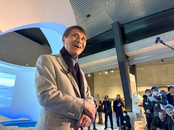 内覧会で壁にさらさらとスケッチを描く安藤氏（写真：宮沢洋）