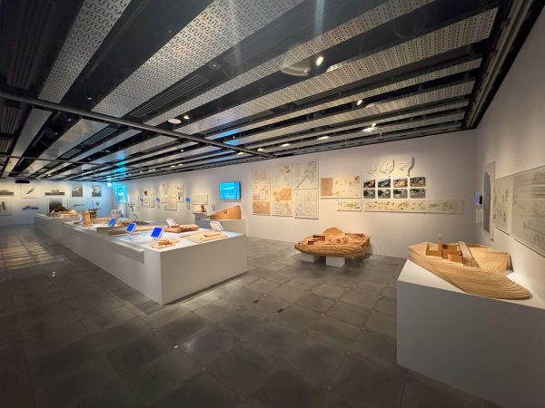 前半の「挑戦の軌跡」の展示風景。右手には初期の小住宅が並ぶ（写真：宮沢洋）