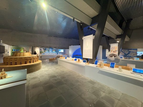 前半の「挑戦の軌跡」の展示風景。右手には初期の小住宅が並ぶ（写真：宮沢洋）