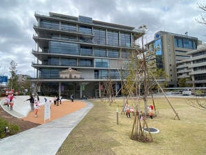 伊東豊雄の建築も注目される茨木市文化・子育て複合施設「おにクル」