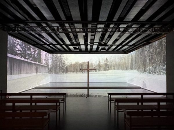 「水の教会」の展示風景。長椅子に座って景色の変化をゆっくりと眺める（写真：宮沢洋）