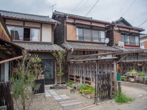 一番手前がギャラリー、真ん中が宿となっている。三姉妹、見事なネーミング！（撮影/みのもけいこ）