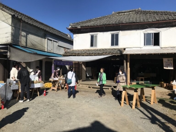 蔵を利用したコワーキングロビーNESTo。静かで落ち着く空間だった