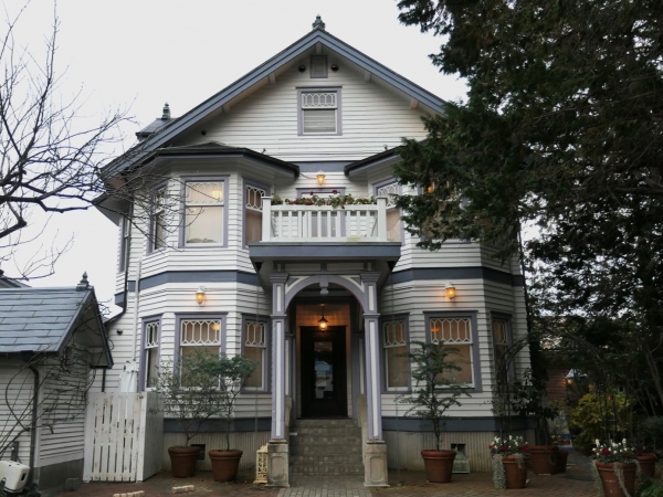 アーリーアメリカンの建物は関東大震災にも耐え、昔日の姿を今に伝えている