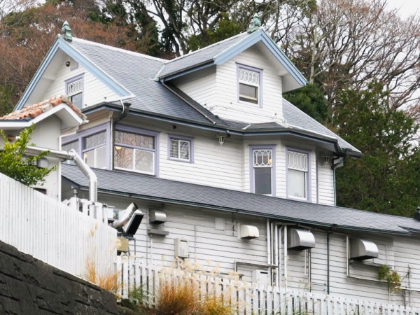 旧木下家別邸を横方向から見る。3階部分、建物の大棟と直角方向に突き出した三角屋根がドーマーウィンドウ。一般的なドーマーウィンドウは採光や換気のために設けられる屋根付きの小窓だが、この建物の場合は３階（屋根裏部屋）の小屋組みを形成しており、ある意味特殊な構造といえそうだ

