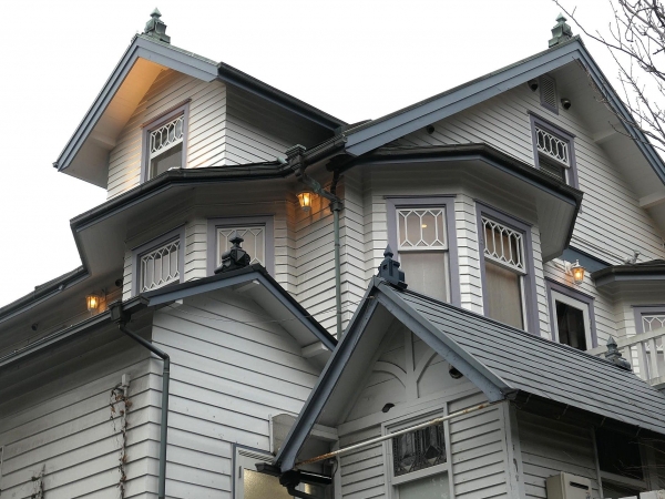 本屋の右手前にある物置には、関東大震災の際に農産物などを貯蔵し、人々に割安で分けていたというエピソードが伝わる。物置といえども本屋と同様のイメージで建てられており、全体の雰囲気と調和している