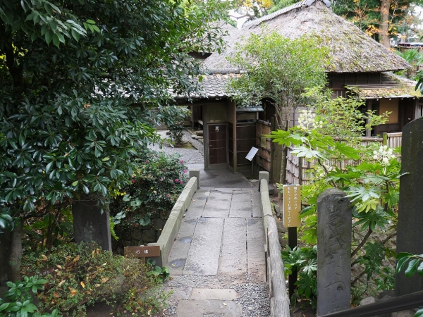 現在の鴫立庵には、その歴史を伝える資料などを展示するコーナーもある。画像は、展示品のひとつで、明和4年（1767）の鴫立庵縁起書「相州大磯駅西　鴫立澤記」に描かれた鴫立庵の様子