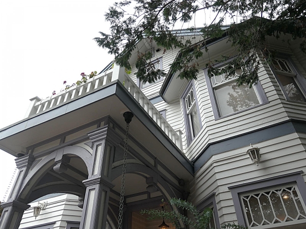 本屋の右手前にある物置には、関東大震災の際に農産物などを貯蔵し、人々に割安で分けていたというエピソードが伝わる。物置といえども本屋と同様のイメージで建てられており、全体の雰囲気と調和している