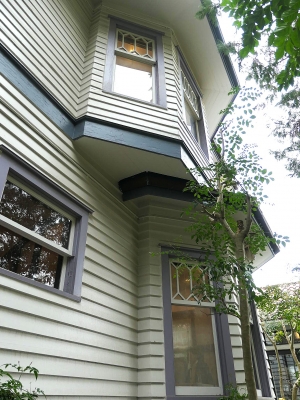 １階の天井と２階の床面が合致せず、別々のラインを描く。この部分がベイウィンドウということもあるが、１階と２階に通し柱がなく自由度が高いことと無縁ではない

