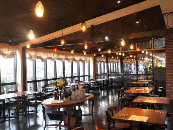 １階の天井と２階の床面が合致せず、別々のラインを描く。この部分がベイウィンドウということもあるが、１階と２階に通し柱がなく自由度が高いことと無縁ではない

