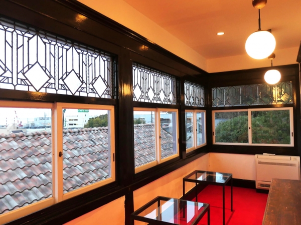 １階の天井と２階の床面が合致せず、別々のラインを描く。この部分がベイウィンドウということもあるが、１階と２階に通し柱がなく自由度が高いことと無縁ではない

