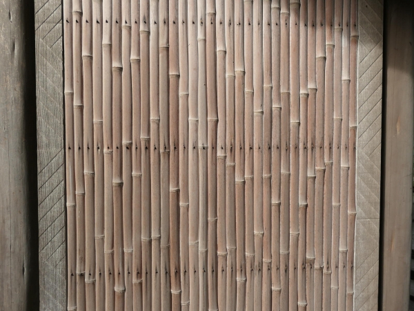 門の壁は練壁、下部が脇扉の高さに合わせて杉皮を張り詰めている。脇扉のヘリには鉈目削の装飾が

