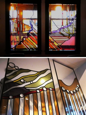 旧木下家別邸の平面図。１階は玄関からまっすぐに廊下が延び、突き当たりは庭に出るドアでその先に新館ホールがある。廊下の左右に部屋があり、廊下と直角に階段と通路が交差する。２階はサンルーム（ラウンジ）を設けているのが特徴