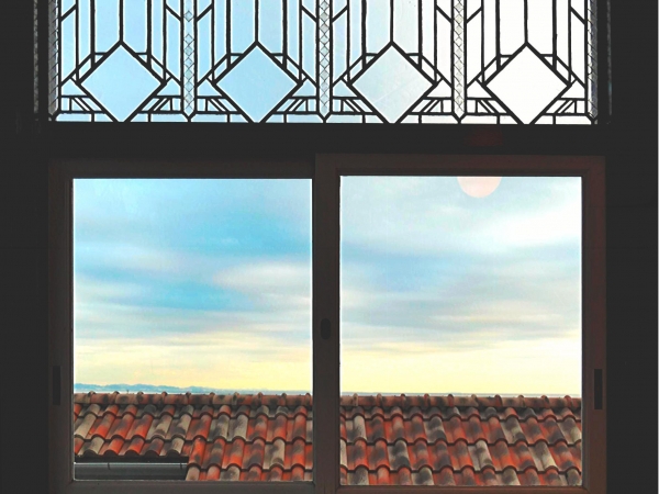 旧木下家別邸の平面図。１階は玄関からまっすぐに廊下が延び、突き当たりは庭に出るドアでその先に新館ホールがある。廊下の左右に部屋があり、廊下と直角に階段と通路が交差する。２階はサンルーム（ラウンジ）を設けているのが特徴