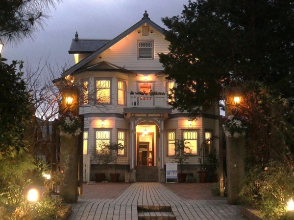 夜になっても印象的にたたずむ旧木下家別邸

