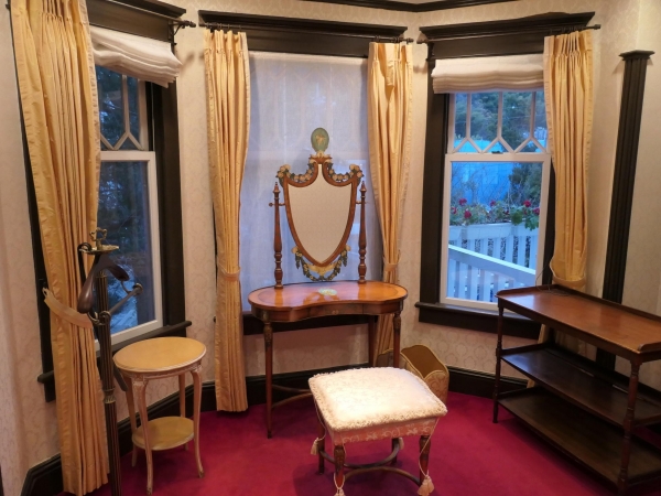 夜になっても印象的にたたずむ旧木下家別邸

