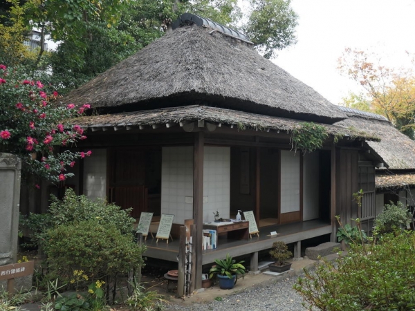 秋暮亭は方形の建物で、2方向に濡れ縁をもつ