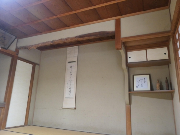 秋暮亭は方形の建物で、2方向に濡れ縁をもつ