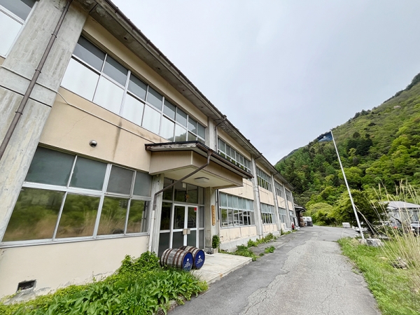 乗鞍岳と御嶽山の狭間にある高根地域は、一級河川・飛騨川の水源地としても知られ、豊富な水量を誇るエリア。そんな自然豊かな地にあった旧高根小学校が、良質な水と澄んだ空気に恵まれたウイスキー蒸留所として新たな道を歩んでいる