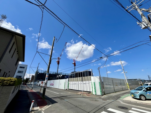 リーフシティ市川のイメージパース（広場、リーフシティ市川　ザ・タワー、オウカス　リーフシティ）　※出典：三井不動産レジデンシャル株式会社外3社「総武線沿線最大級の大規模複合開発「リーフシティ市川」内に誕生「リーフシティ市川　ザ・タワー」」 2024年10月25日