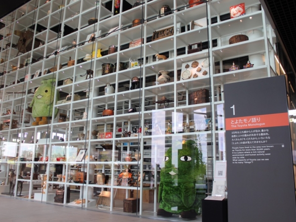 常設展のアイコンとなる巨大なガラスの展示棚「とよたモノ語り」。各面ごとに自然、産業といったテーマがあり、収蔵品はこまめに入れ替わる。展示枠は4面で計400以上にも！