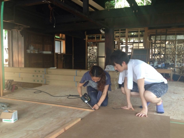 屋根の修繕のため、足場を組んでトタンを一新した（写真提供：株式会社LOOOF）