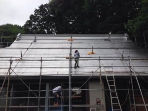 屋根の修繕のため、足場を組んでトタンを一新した（写真提供：株式会社LOOOF）