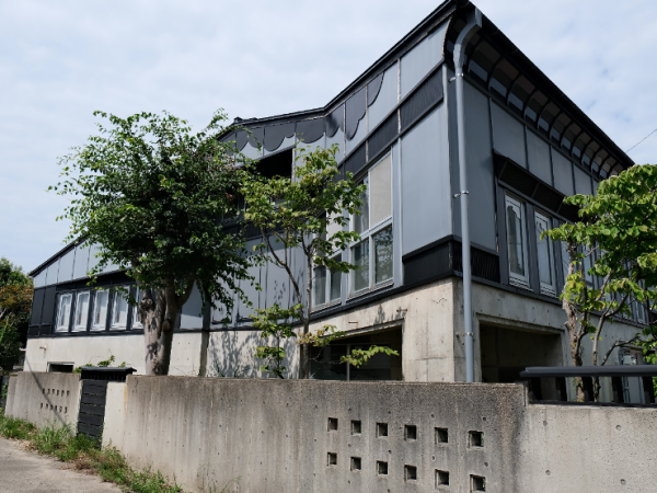 東大名誉教授の原広司設計の「浮遊のいえ」（1985年）。「大地の芸術祭 越後妻有アートトリエンナーレ」「瀬戸内国際芸術祭」の総合ディレクターとして有名なアートディレクター北川フラムの実家を新築したもの。この家に民泊できる