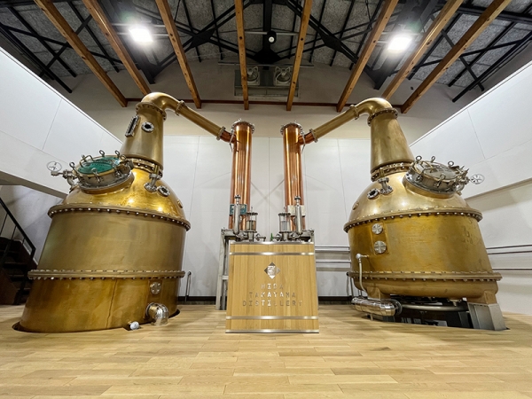 体育館の舞台上には、世界初の鋳造製ポットスチル「ZEMON（ゼモン）」を改良した「ZEMONⅡ」が2基。大きな存在感を放つ蒸留器は、銅と錫の合金のため、原酒をまろやかにする効果があるのだとか