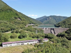 乗鞍岳と御嶽山の狭間にある高根地域は、一級河川・飛騨川の水源地としても知られ、豊富な水量を誇るエリア。そんな自然豊かな地にあった旧高根小学校が、良質な水と澄んだ空気に恵まれたウイスキー蒸留所として新たな道を歩んでいる