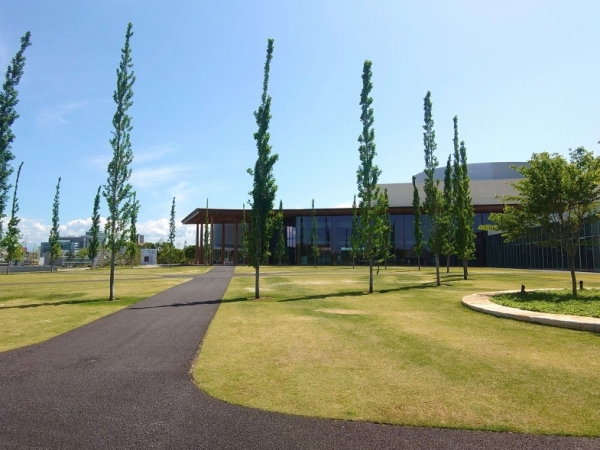 敷地を贅沢に生かした「豊田市博物館」。まちに開かれた博物館としてにぎわい創出も担う