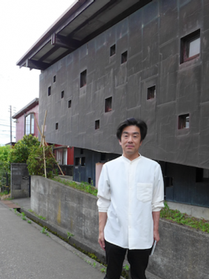 庭側から見た「斜めの家」